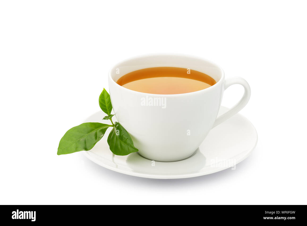 Tasse grünen Tee mit Blättern auf weißem Hintergrund Stockfoto