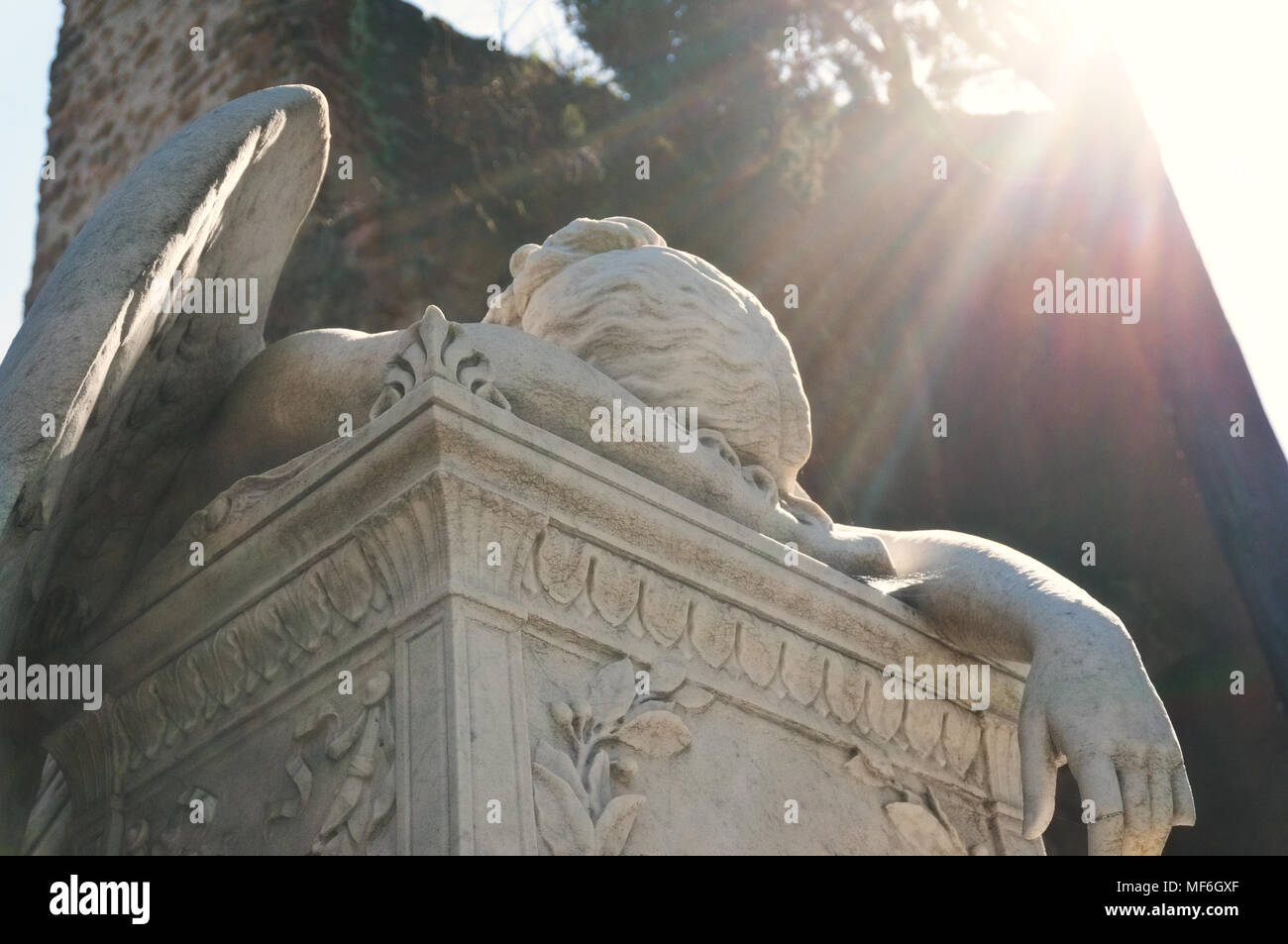 Der Engel der Trauer weinend über die demontierten Altar des Lebens von William Wetmore Story-protestantischen Friedhof - Rom Stockfoto Der Engel der Trauer weinend über die demontierten Altar des Lebens von William Wetmore Story-protestantischen Friedhof - Rom Stockfoto