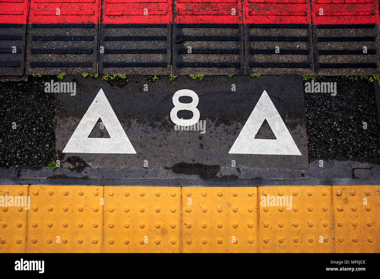 Taktile Boden Indikatoren im Boarding Punkt für Zug Auto Nummer 8 Stockfoto