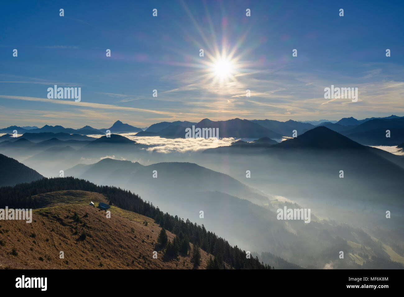 Pfundalm, Blick vom Hirschhörnlkopf über Cloud Cover, Jachenau, Isarwinkel, Oberbayern, Bayern, Deutschland Stockfoto