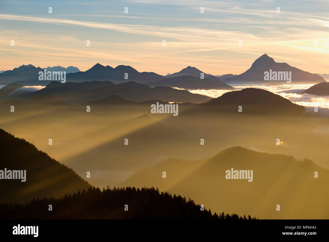 Sunrise, Blick vom Hirschhörnlkopf über den Wolken, im Rücken Guffert in Tirol, Jachenau, Isarwinkel, Oberbayern, Bayern Stockfoto