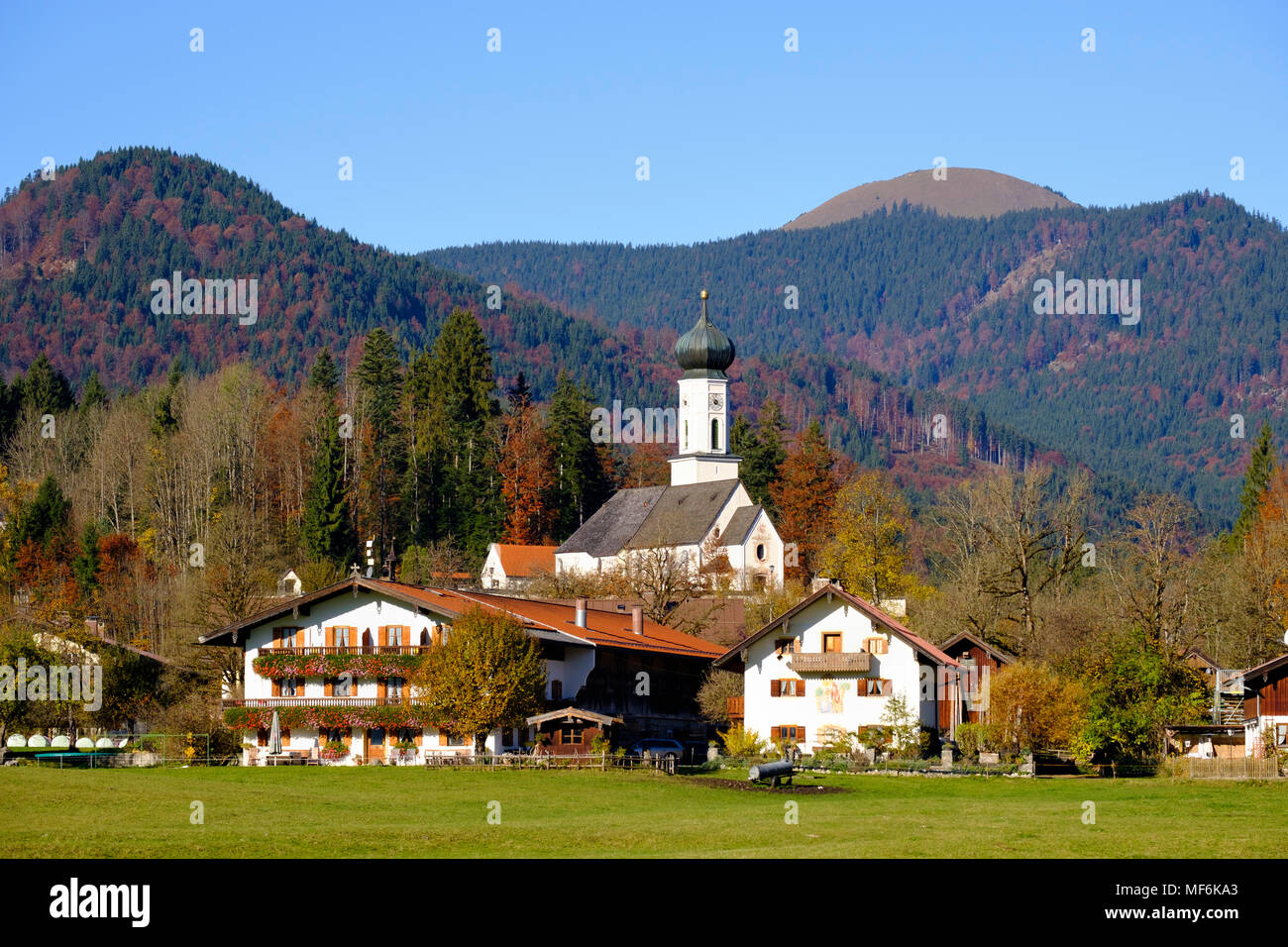 Dorf Jachenau mit Jochberg, Isarwinkel, Oberbayern, Bayern, Deutschland Stockfoto
