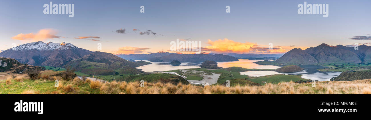 Sonnenuntergang, panorama Blick auf Wanaka See und die Berge, felsigen Gipfel, Glendhu Bay, Otago, Southland, Neuseeland Stockfoto