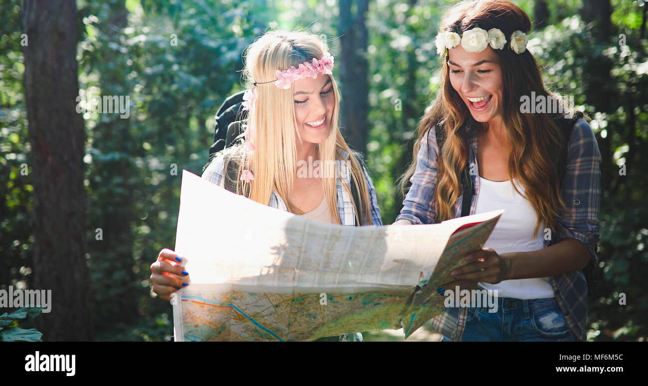 Schöne junge Frauen viel Zeit in der Natur Stockfoto