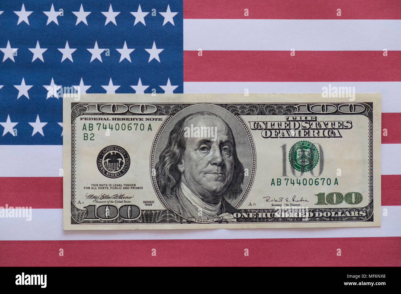 100 US-Dollar Bill auf US Flag Stockfoto