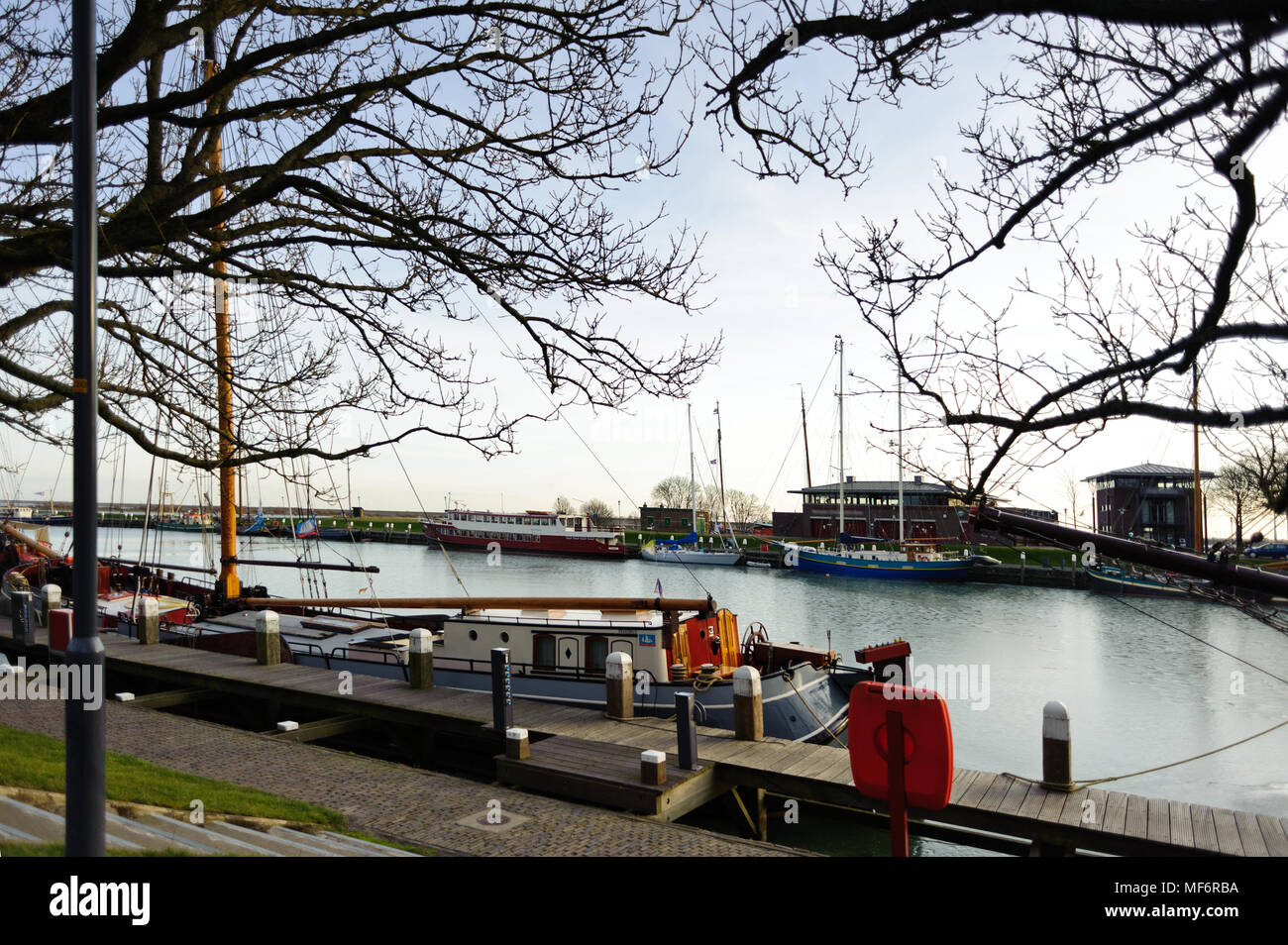 Straße entlang der Pier mit den Booten in der alten Stadt der Niederlande Hintergrund Stockfoto