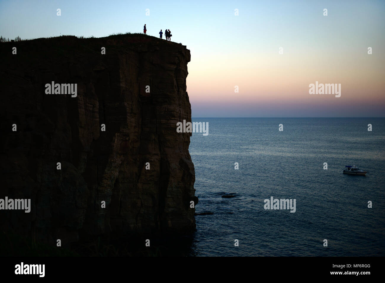 Rock Silhouette mit Menschen und das Meer im Sonnenuntergang Landschaft Stockfoto