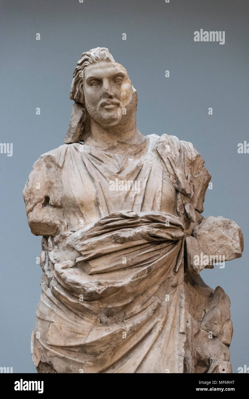 London. England. British Museum, die Statue eines Mannes vom Mausoleum von Halikarnassos (Halikarnassos oder Grabmal des Mausolos), in der Regel als Mausso Stockfoto London. England. British Museum, die Statue eines Mannes vom Mausoleum von Halikarnassos (Halikarnassos oder Grabmal des Mausolos), in der Regel als Mausso Stockfoto