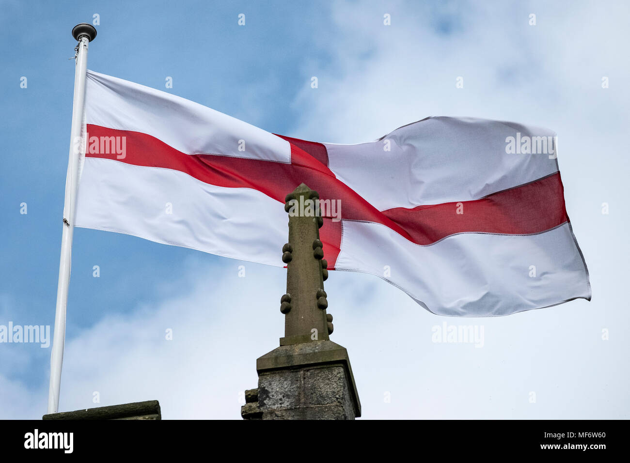 England, Yorkshire, Haworth, Pfarrkirche, Clock Tower mit St George's Flagge. Stockfoto