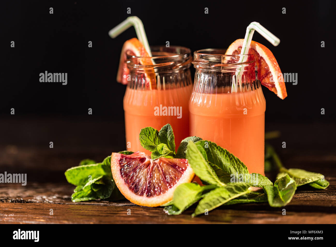 Gläser mit frischem Blut Orangensaft, selektiven Fokus Stockfoto