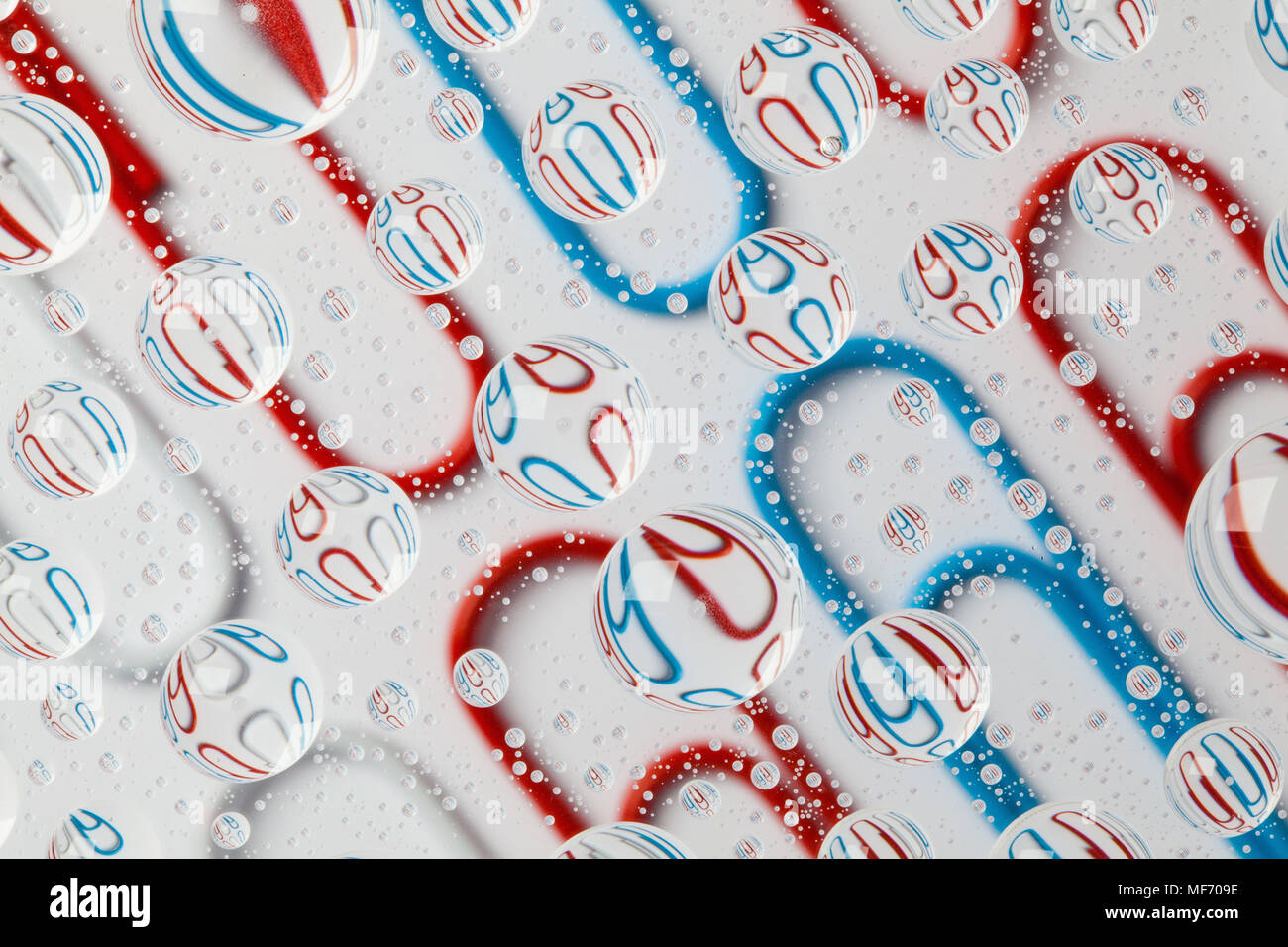 Farbe Hintergrund mit Regentropfen und Büroklammern Stockfoto