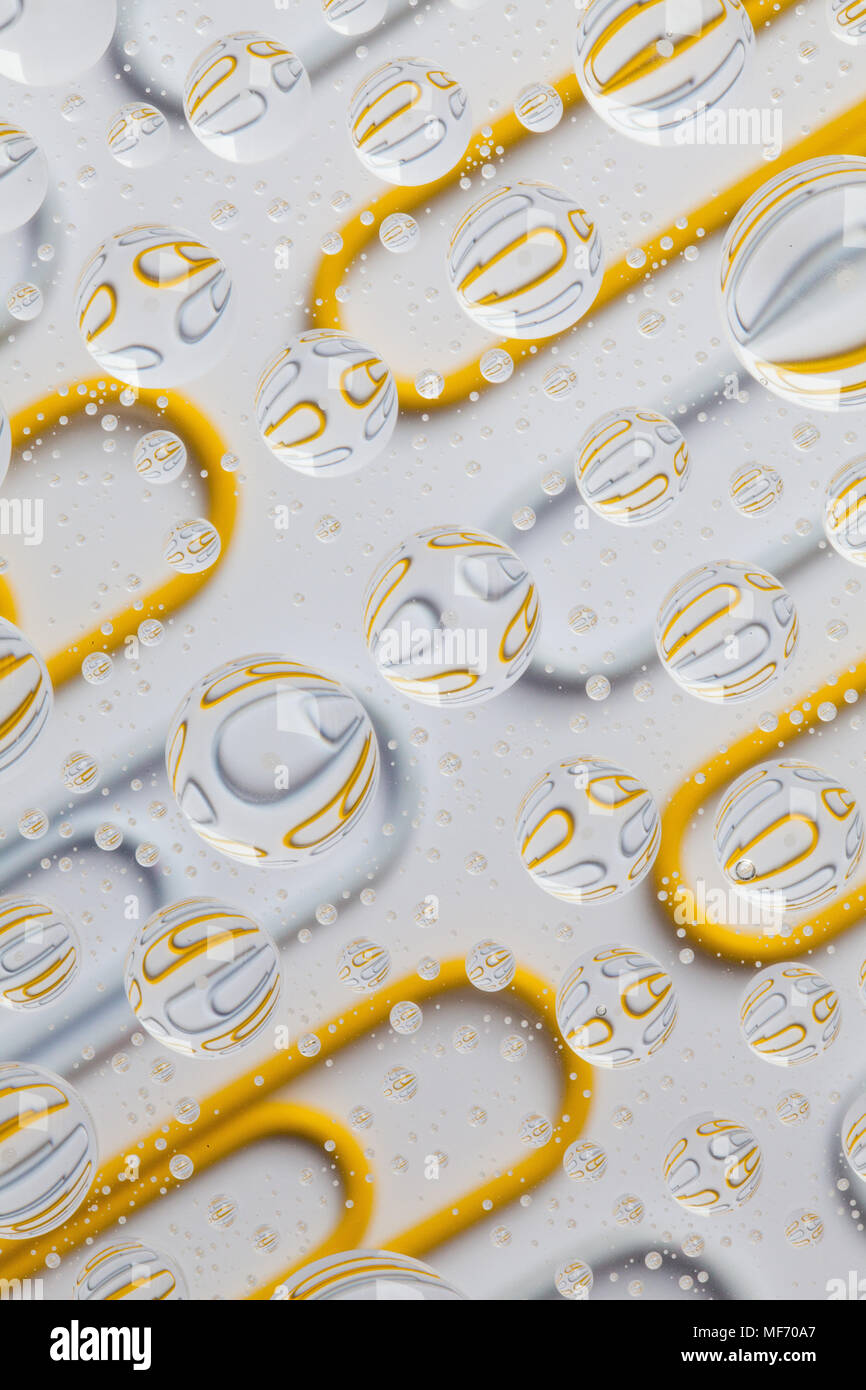 Farbe Hintergrund mit Regentropfen und Büroklammern Stockfoto