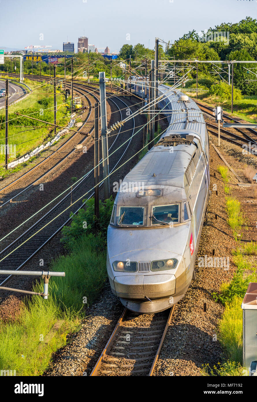 Straßburg, Frankreich - 11. Juli: SNCF TGV-Zug auf dem Weg von Stras Stockfoto