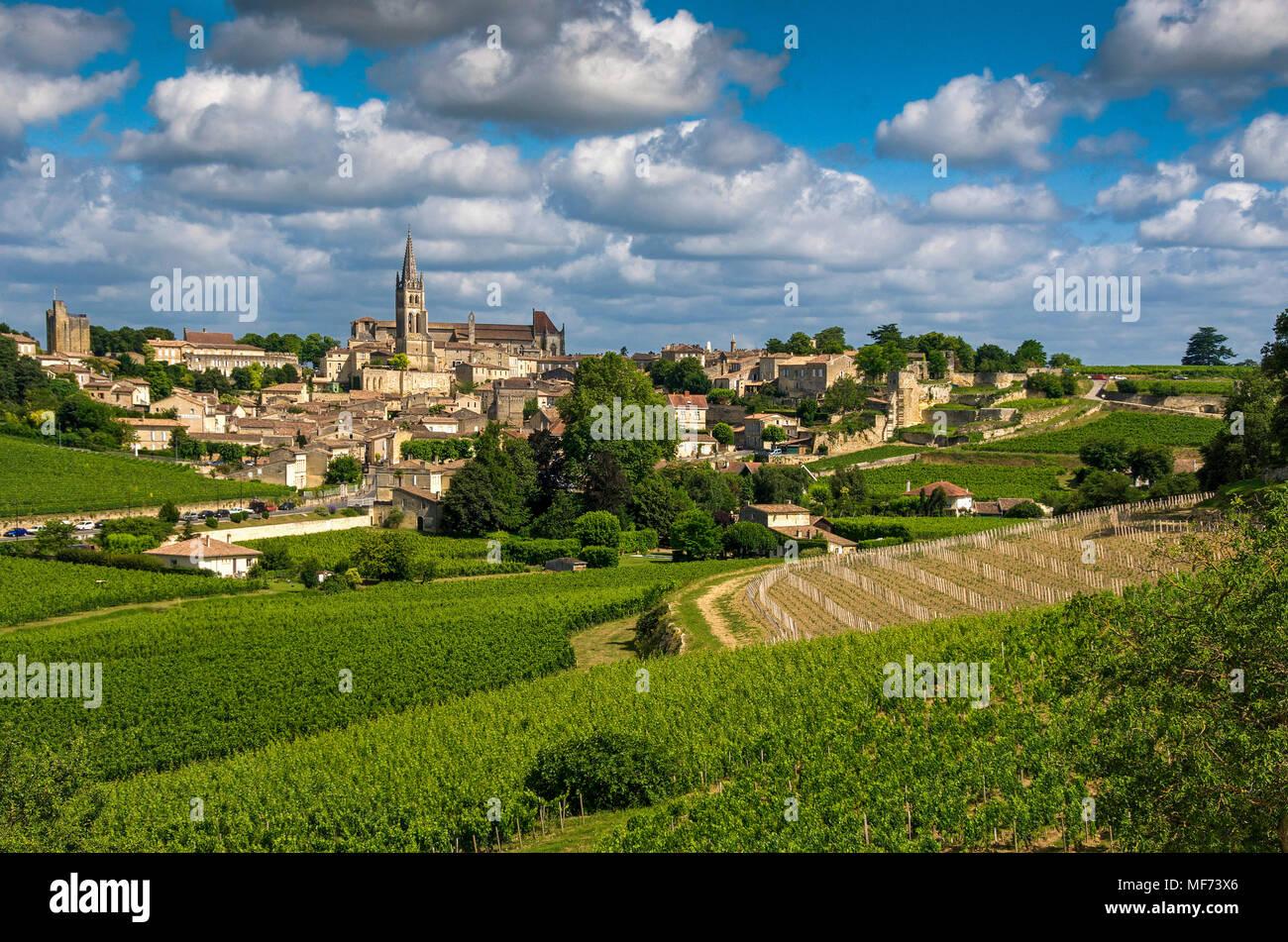 Das Dorf Saint-Emilion mit der Aufschrift Les Plus Beaux Villages de France, UNESCO-Weltkulturerbe, Gironde, Nouvelle Aquitaine, Frankreich, Europa Stockfoto