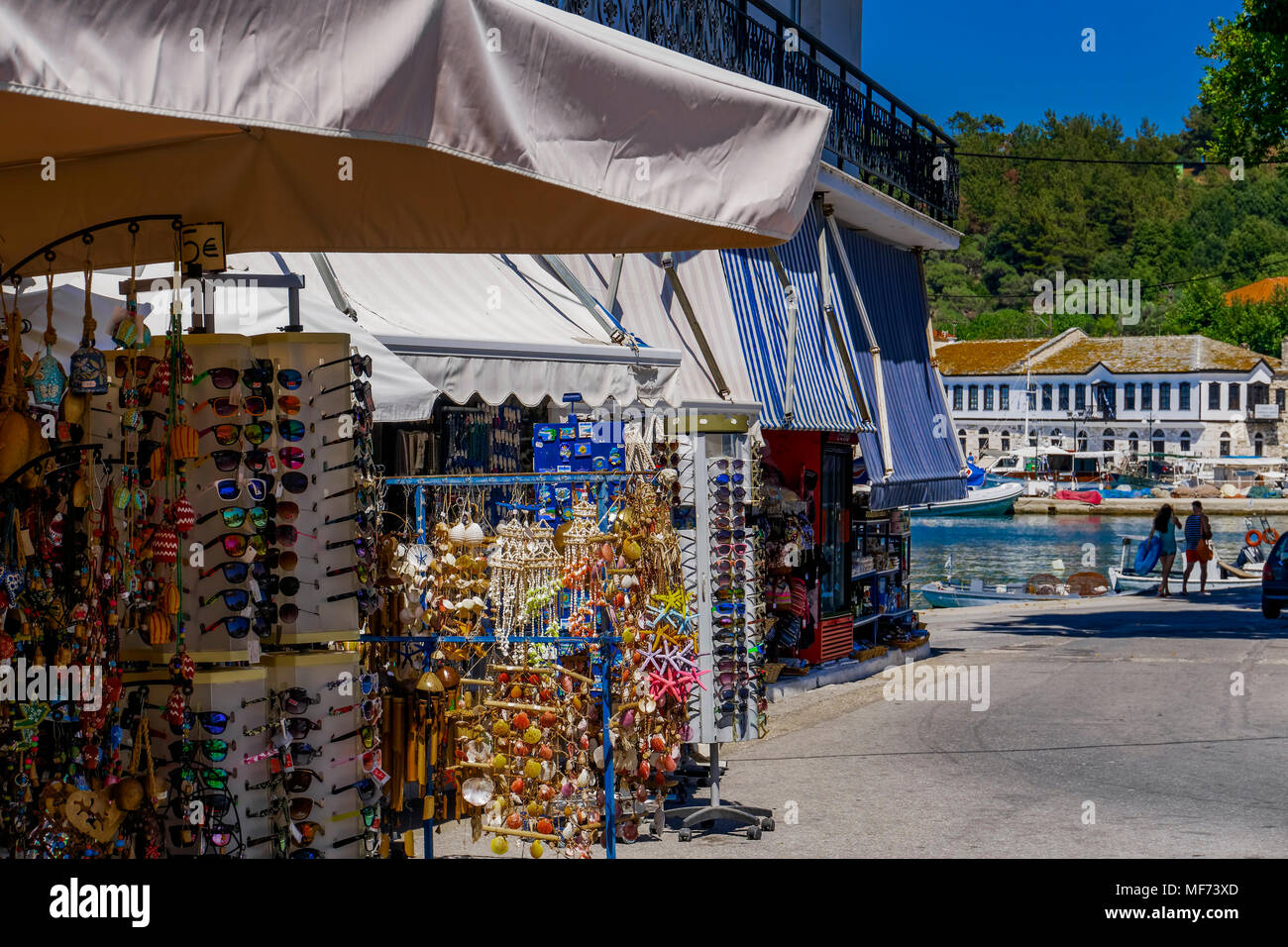 Thassos, Griechenland - 03 August 2017: Griechische Insel Souvenir shop. Outdoor showcase Blick auf Geschenke und Andenken in der Stadt Limenas Thassos. Stockfoto