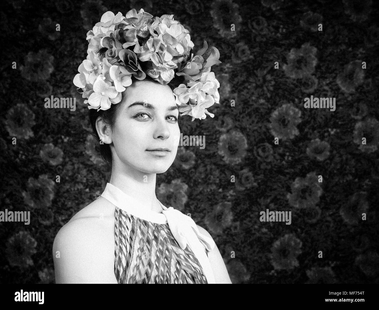 Frau mit Blumen auf dem Kopf Stockfoto