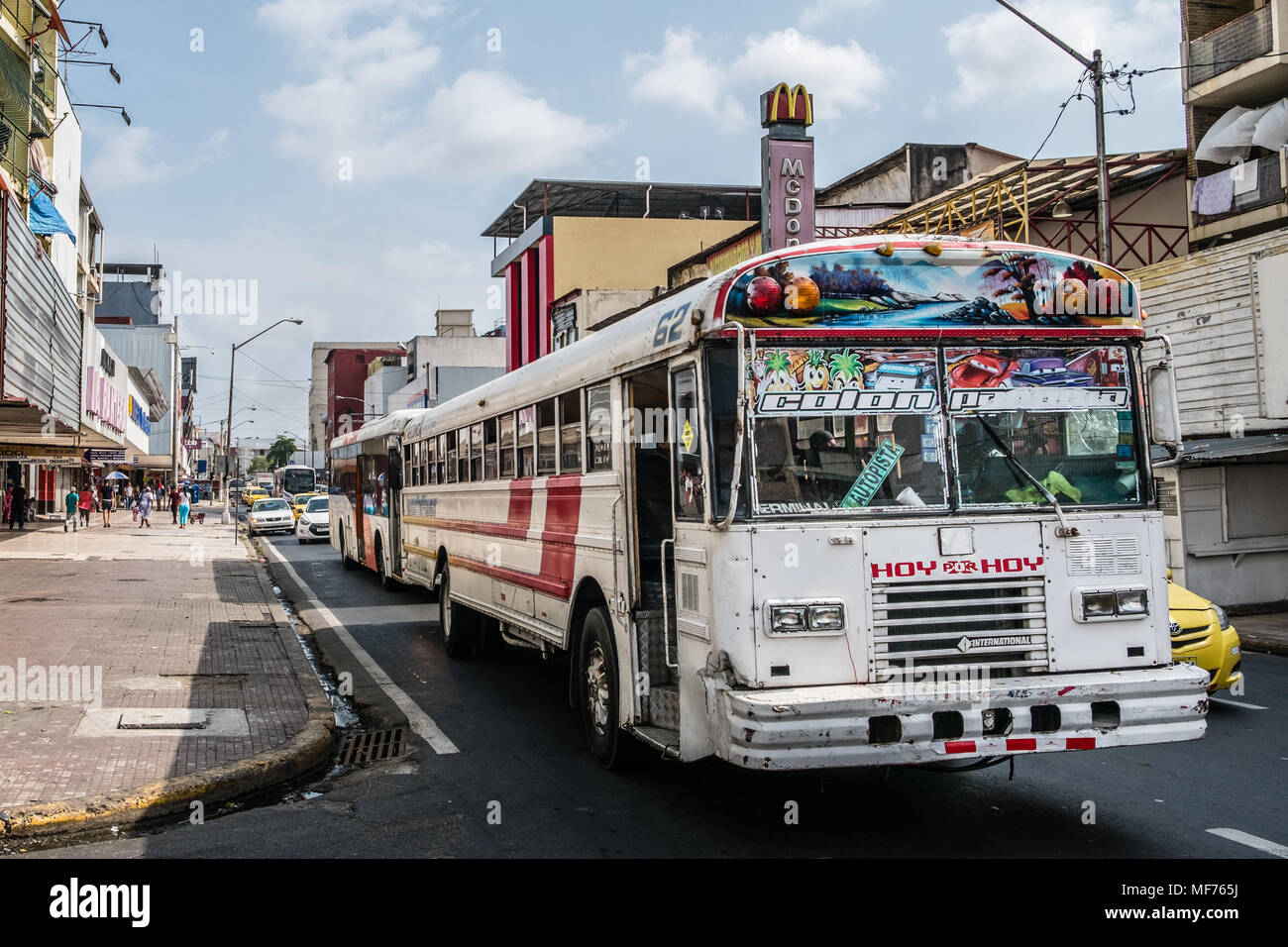 Panama City, Panama - März 2018: die alten Bus auf der belebten Einkaufsstraße in Panama City, Avenida Central Stockfoto