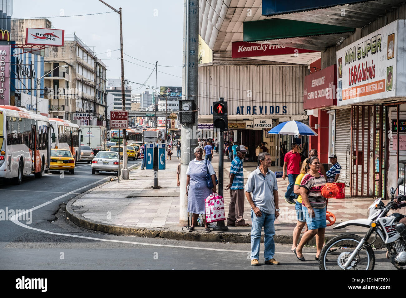 Panama City, Panama - März 2018: Menschen auf der belebten Einkaufsstraße in Panama City, Avenida Central Stockfoto