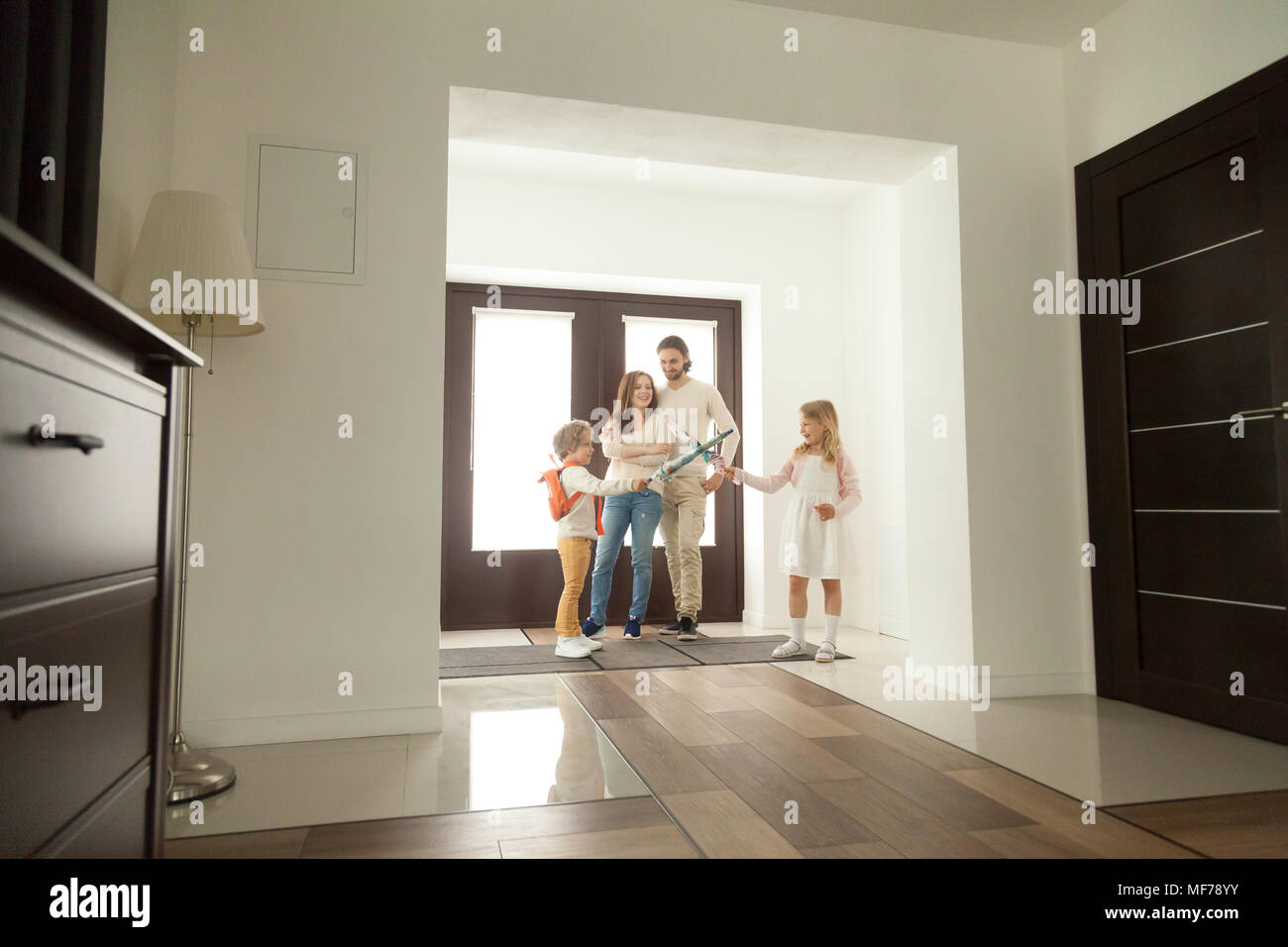 Süße Kinder spielen Sonnenschirme für Spaziergang zu Hause bereit Stockfoto