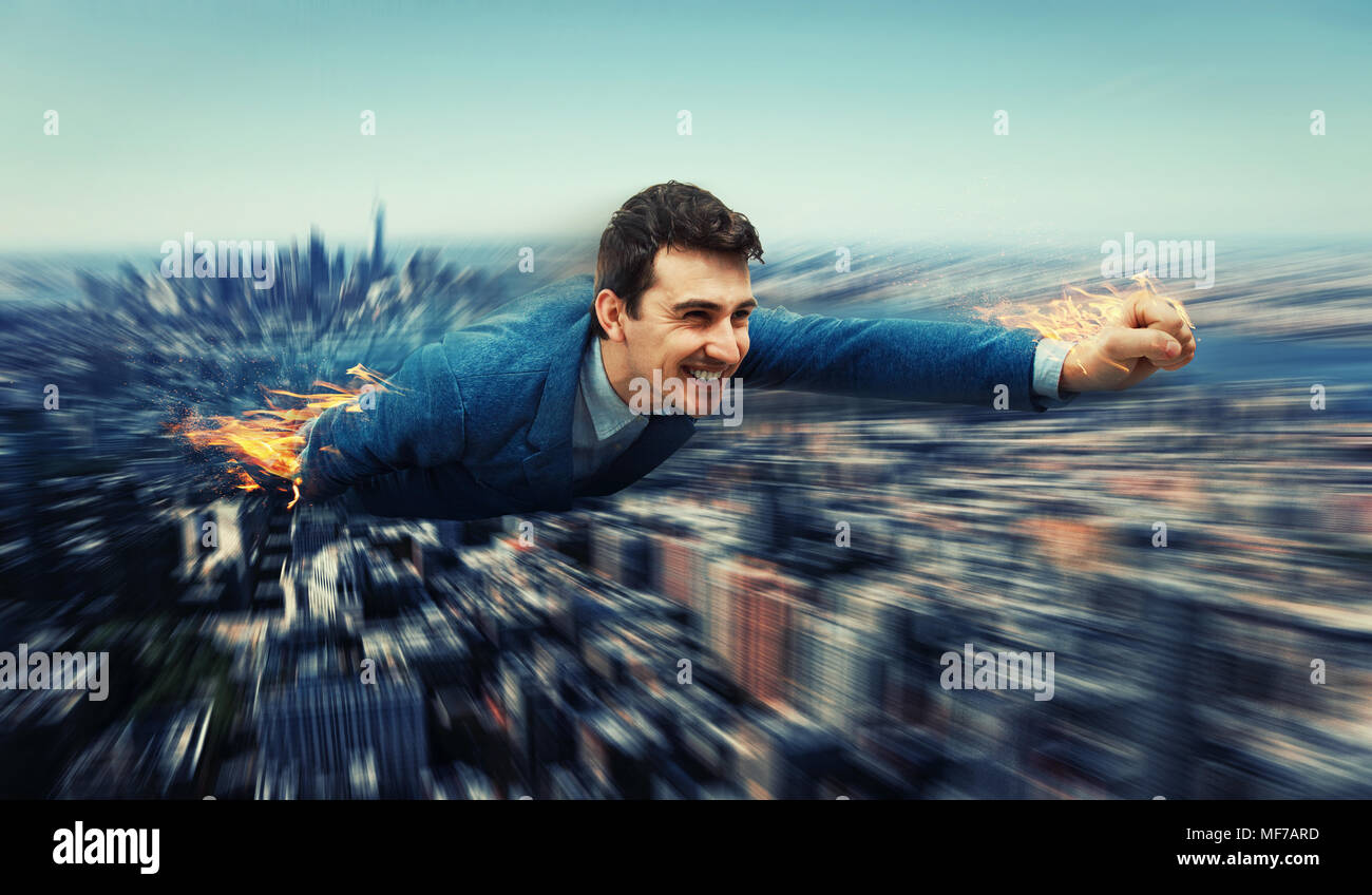 Glücklich lächelnd Geschäftsmann über die Stadt skyscapers wie ein Superheld zu fliegen. Enorme Geschwindigkeit mit Motion Blur und seine ands und Beine in Brand. Business fast Stockfoto