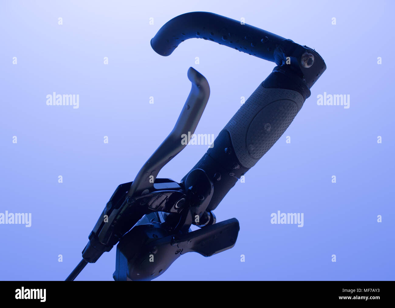 Detail der Fahrrad Bremse und Teil. Auf dem Hintergrund ist blauer Himmel. Stockfoto