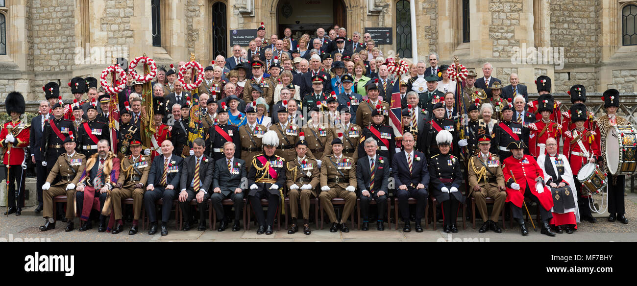23. April 2018. Die königliche Regiment von Füsilieren, C in C und Gäste außerhalb Regimental hauptsitzt am Tower von London auf ihr 50-jähriges Jubiläum Stockfoto