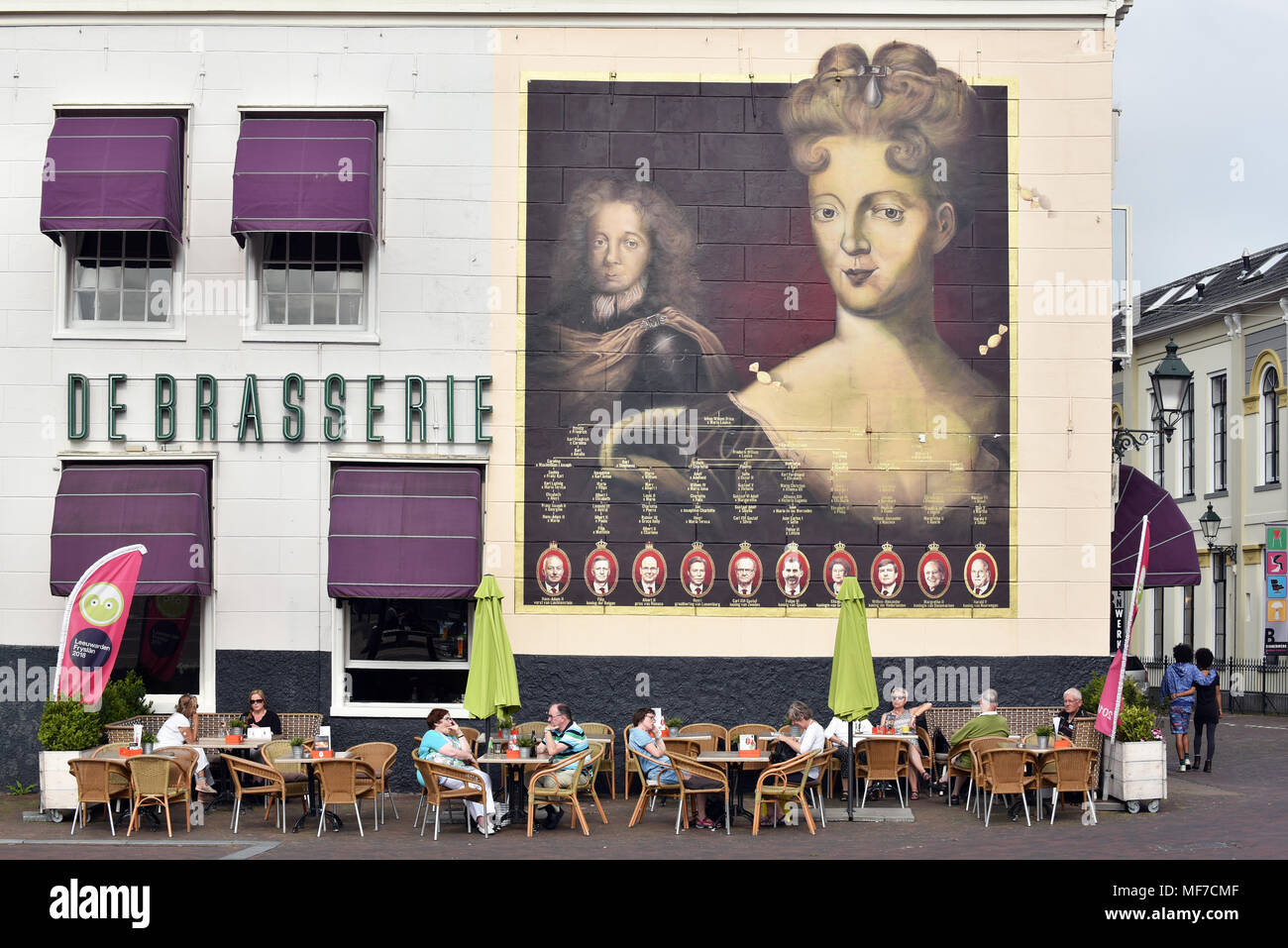 Streetart in Leeuwarden. Gemälde von Landgravine Marie Louise von Hessen-Kassel und den Stammbaum der Europäischen Royals. Stockfoto