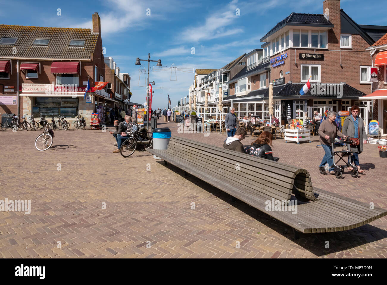 Egmond aan Zee, Noord Holland/Niederlande - 24. April 2018: Ein beliebter Badeort an der Nordwestküste von Holland. Touristen genießen Sie einen Drink an der lokalen Cafe's und Restaurants. Stockfoto
