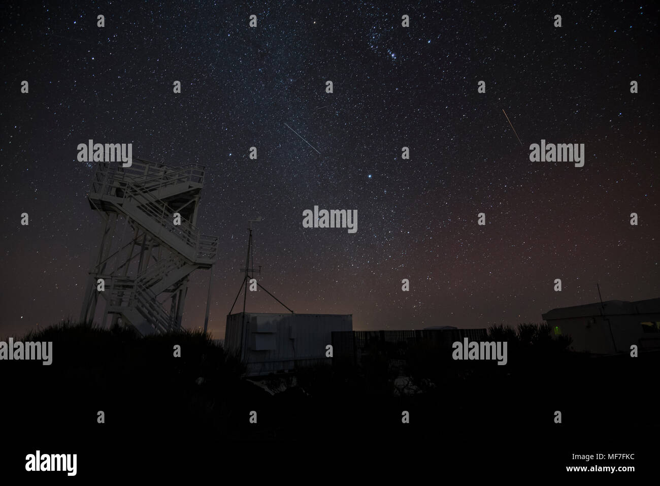 Spanien, Kanarische Inseln, Teneriffa, Teide Observatorium in der Nacht Stockfoto