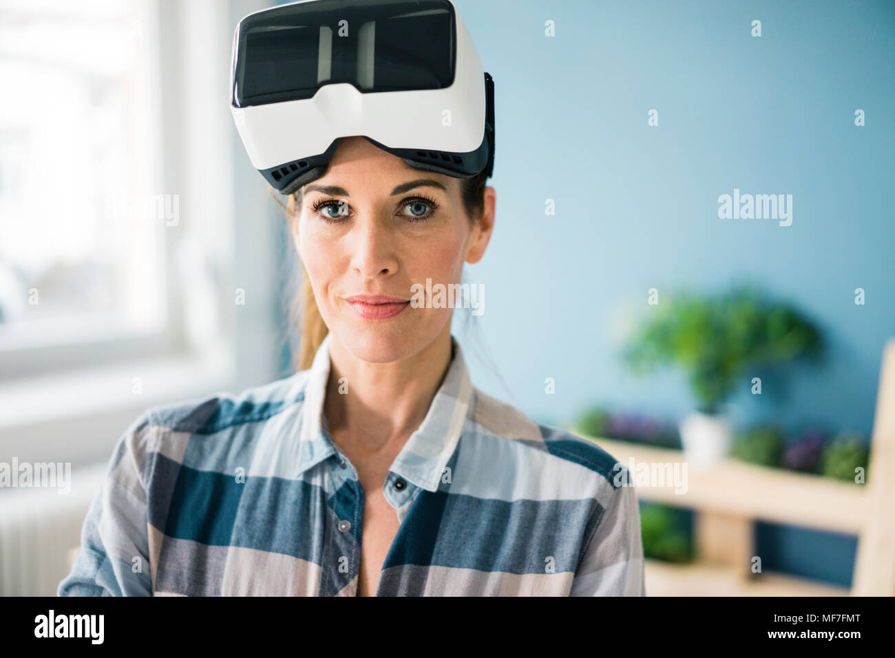 Frau mit VR-Brille, Renovieren Ihr neues Zuhause Stockfoto