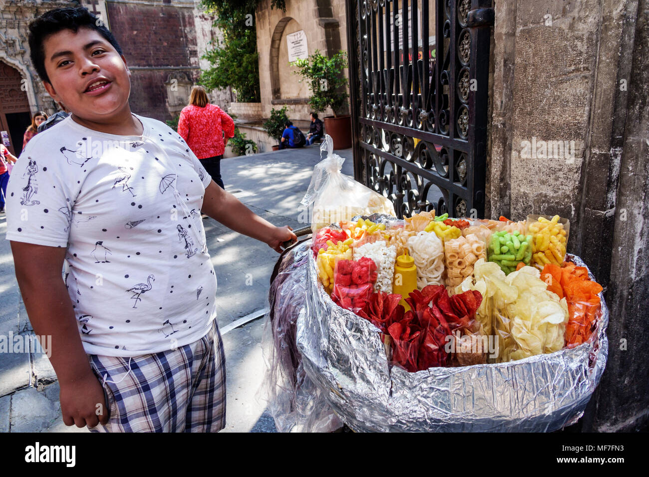 Mexiko-Stadt, Hispanic, historisches Zentrum, Avenida Calle Francisco Madero, Straßenverkäufer verkaufen Verkauf, Stände Stand Markt junge Jungen, männlich Stockfoto