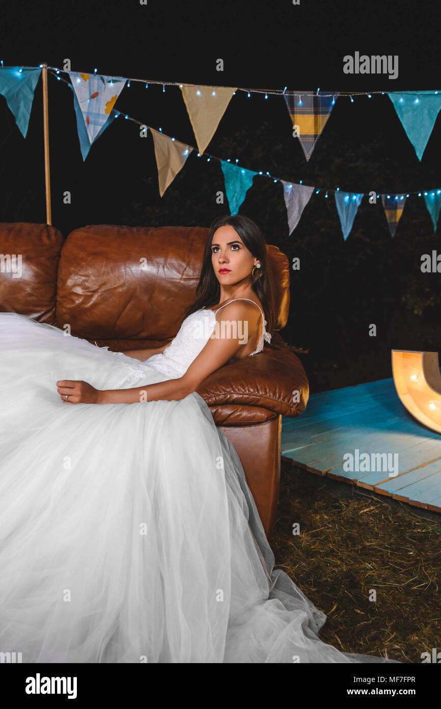 Ernsthafte Braut auf dem Sofa liegend auf einer Nacht Feld Partei Stockfoto
