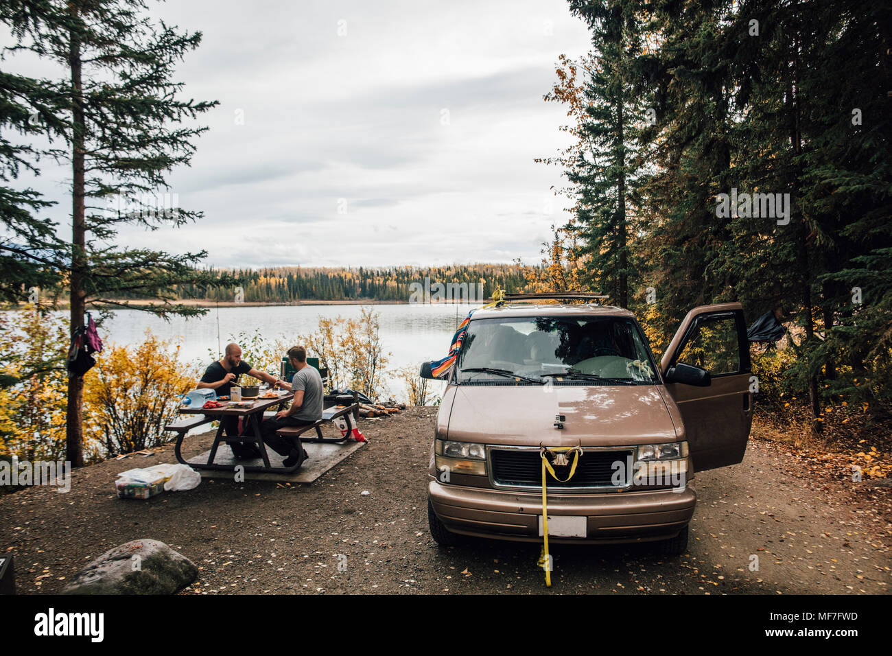 Kanada, British Columbia, Freunde mit Minivan ruhen auf Boya Lake Stockfoto