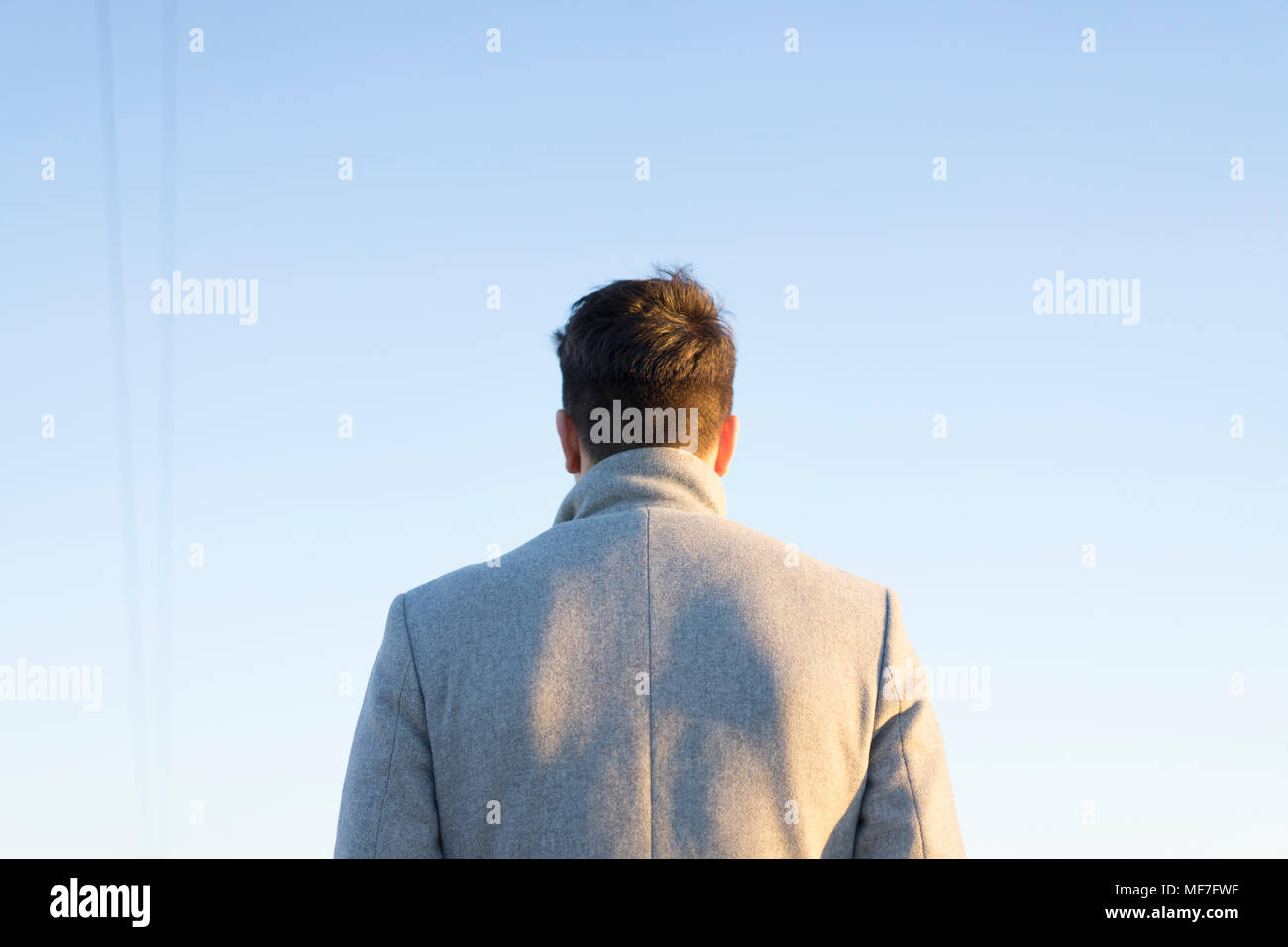 Zurück Blick auf junge Menschen gegen den Himmel Stockfoto