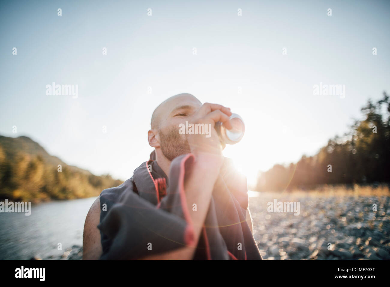 Kanada, British Columbia, Chilliwack, man trinken kann am Fraser River. Stockfoto