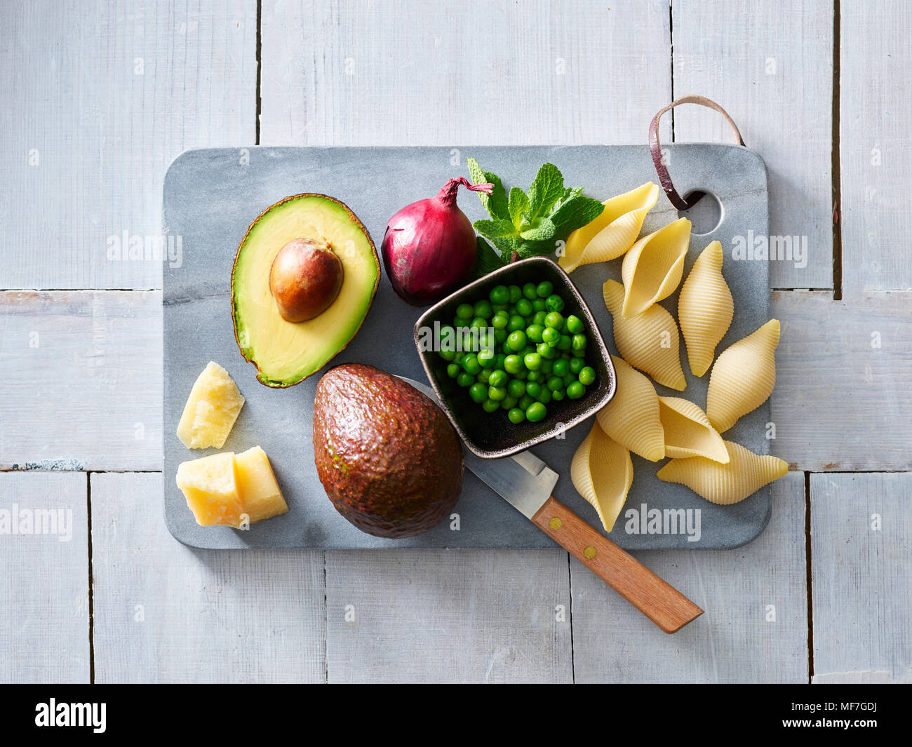 Zutaten Nudeln mit Avocado Sauce, Erbsen und Parmesan Stockfoto