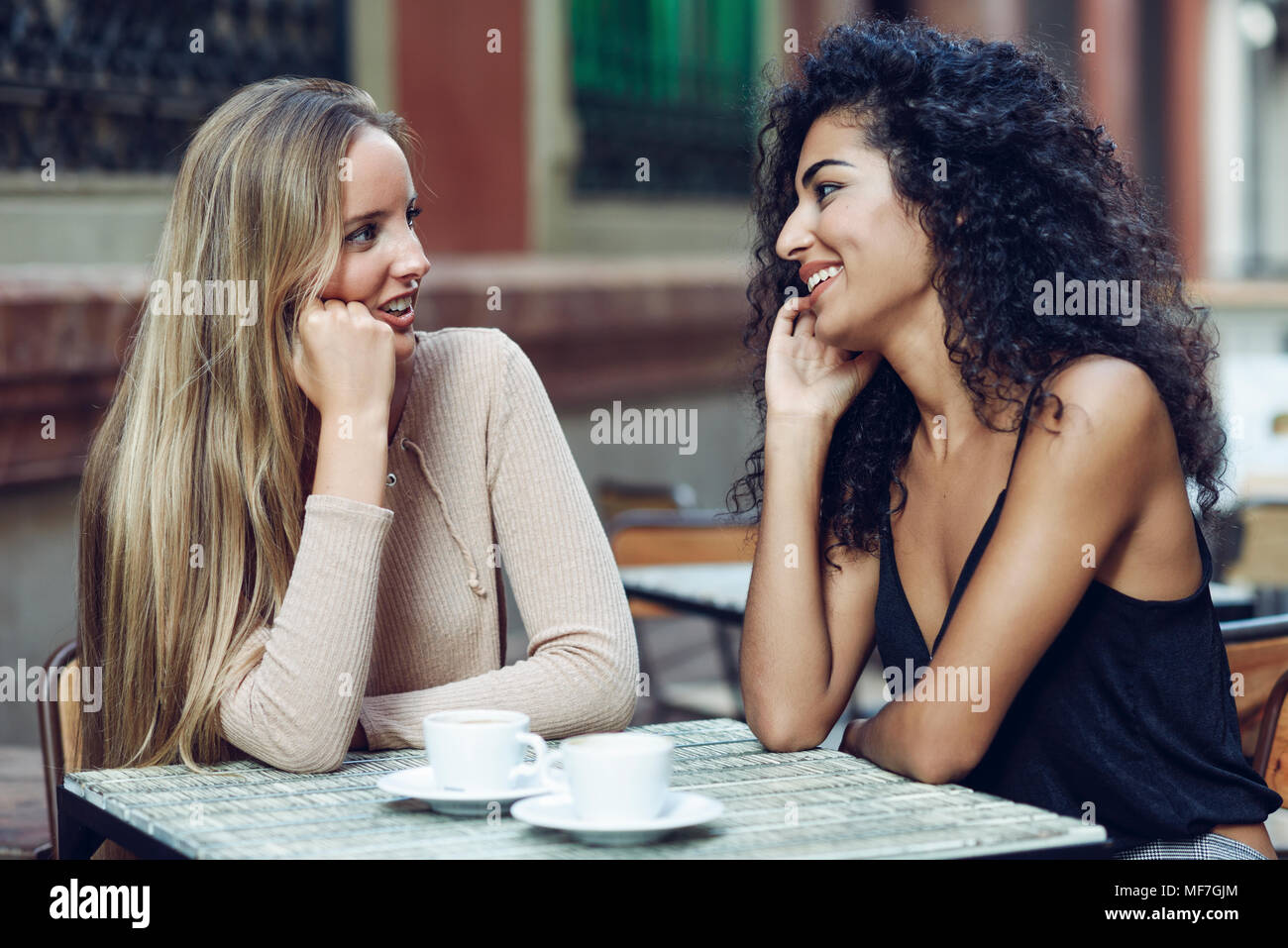 Zwei Freunde reden im Straßencafé Stockfoto