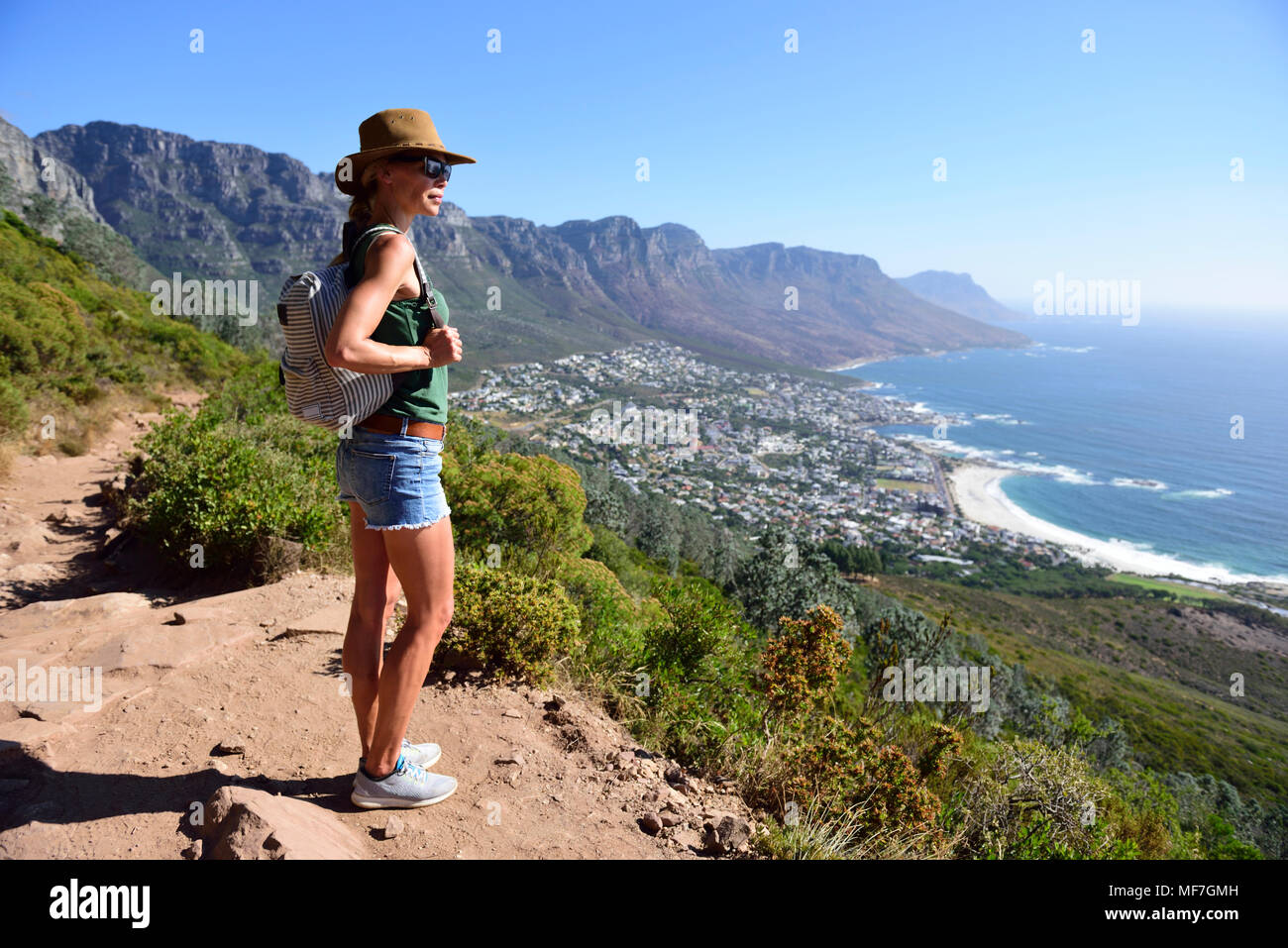 Südafrika, Kapstadt, Frau, die an der Küste während der Wanderung auf den Lion's Head suchen Stockfoto