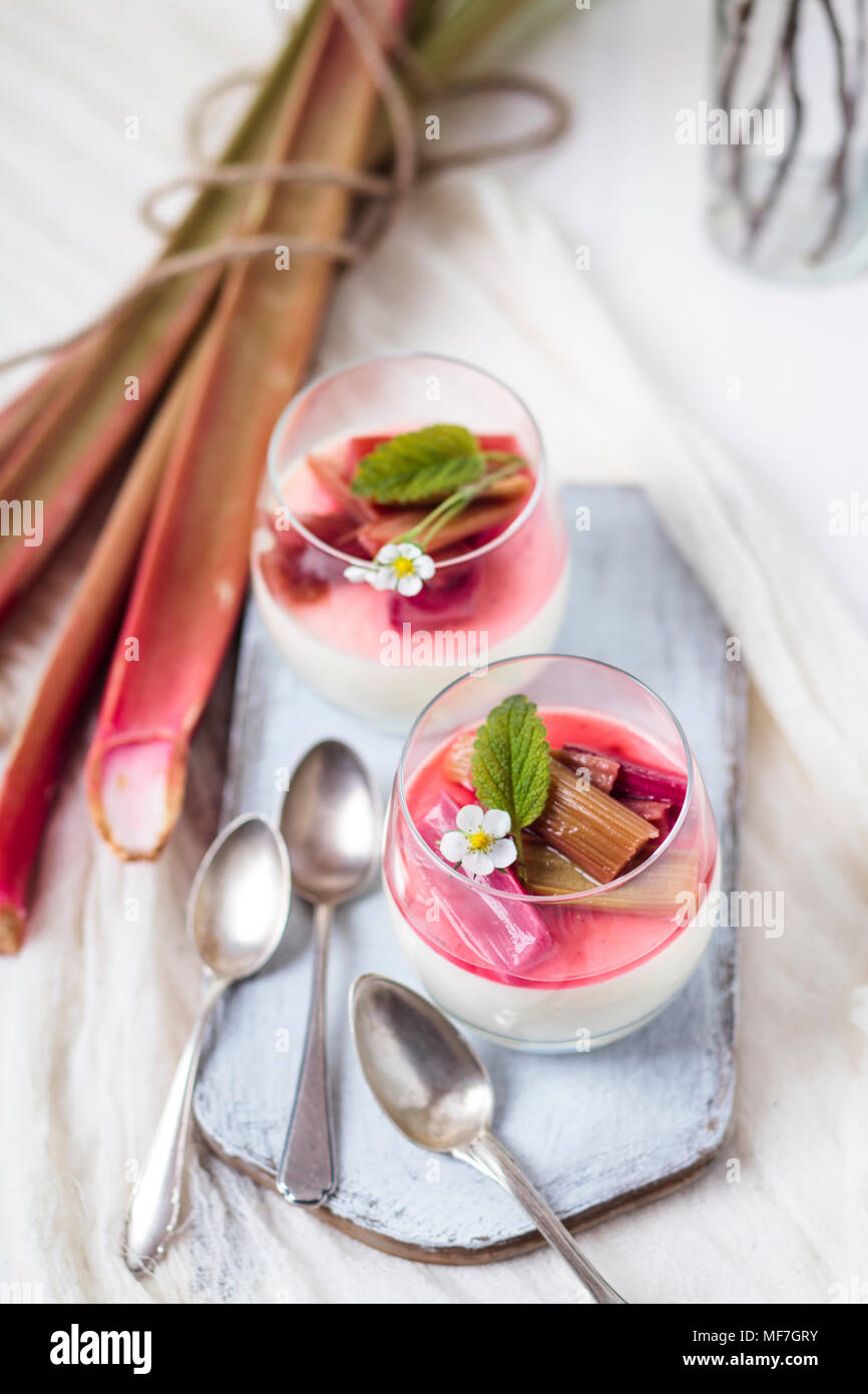 Gläser Panna Cotta mit gerösteten Rhabarber Stockfoto