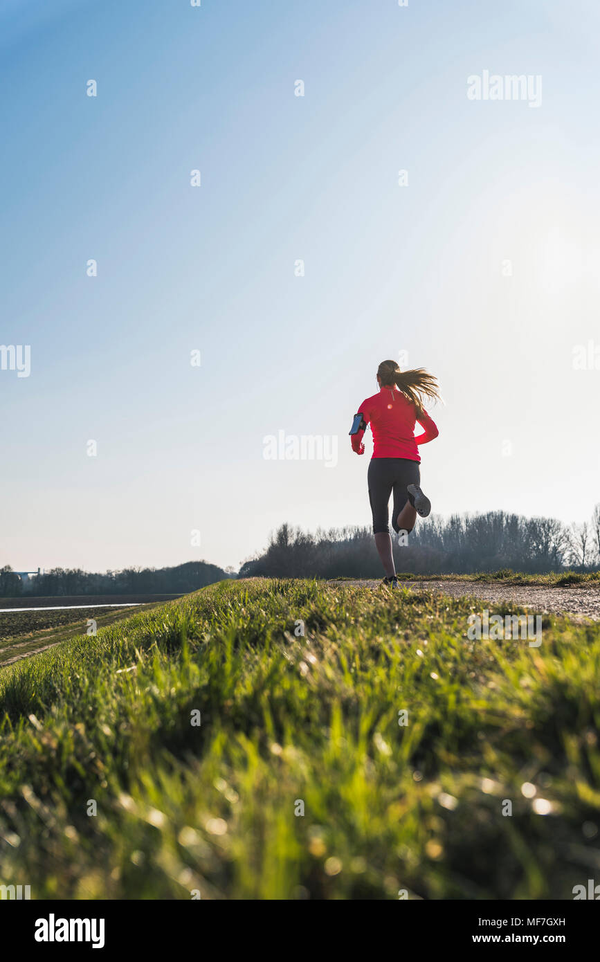 Junge Frau, die auf ländliche Pfad Stockfoto