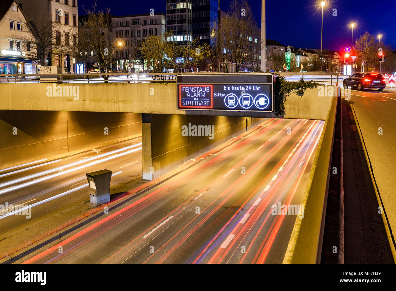 Deutschland, Stuttgart, Warnzeichen für Verschmutzung durch Partikel auf der Straße Stockfoto