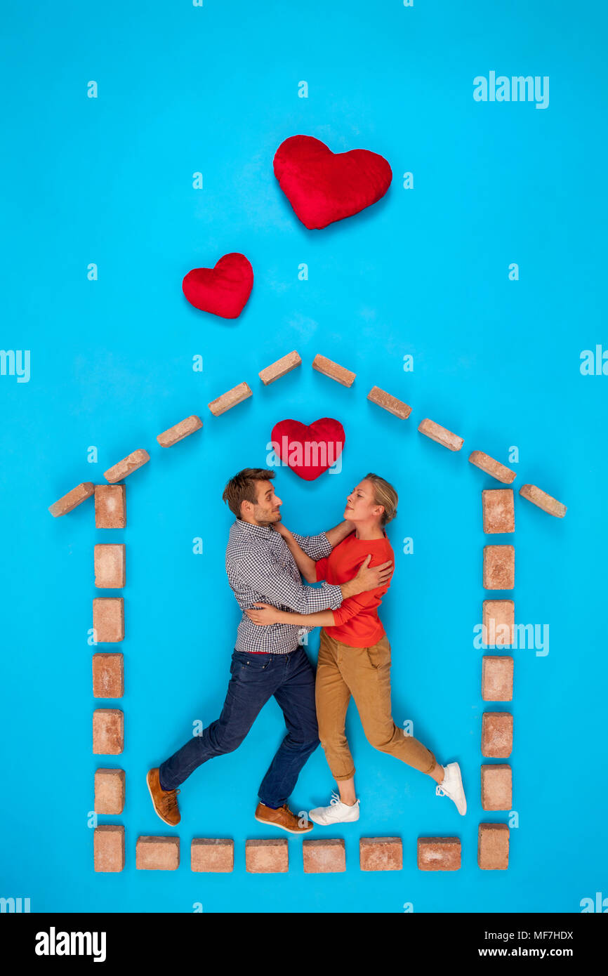 Paar fallen auf Liebe in Ihrem neuen Zuhause Stockfoto
