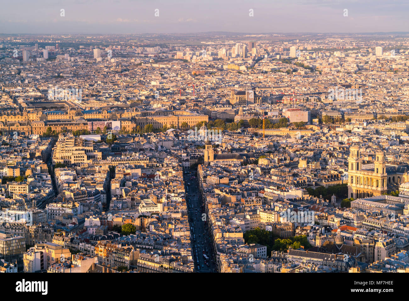 Frankreich, Paris, 6. Arrondissement, Rue de Rennes, mit dem Louvre im Hintergrund und Kirche von Saint-Sulpice im Odeon Quartal Stockfoto