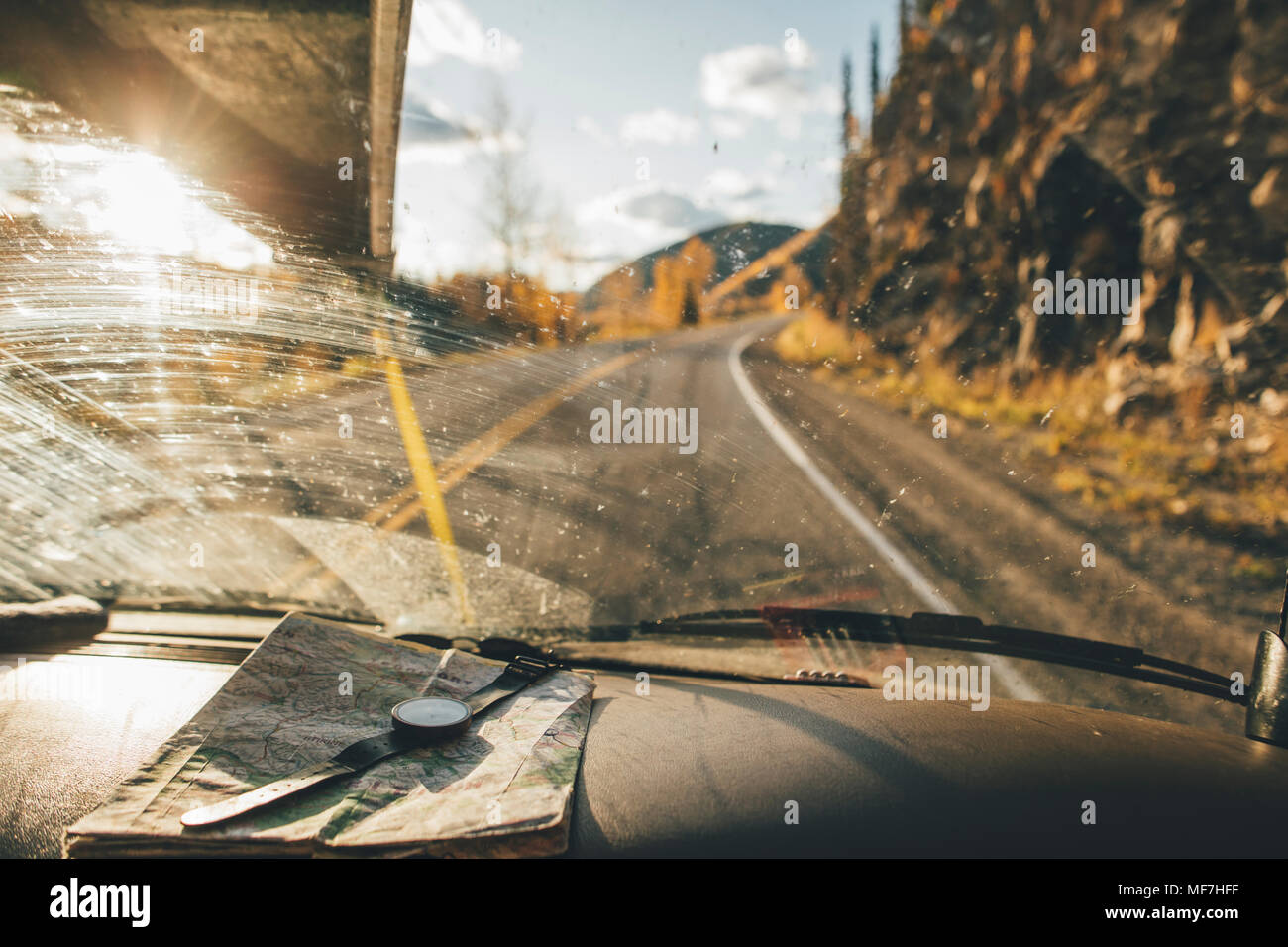 Kanada, British Columbia, Alaska Highway, Auto mit Karte und Armbanduhr Stockfoto