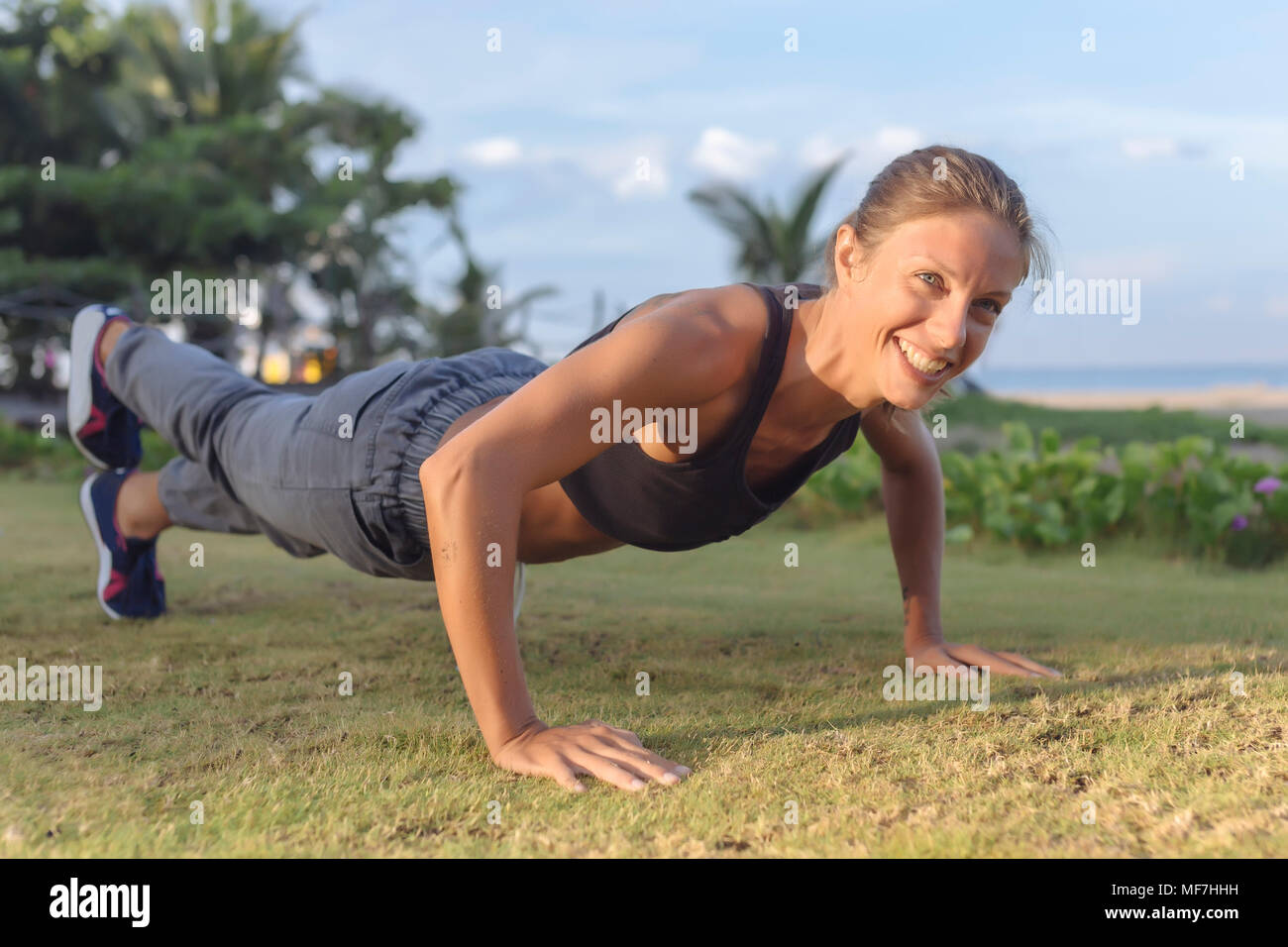 Indonesien, Bali, Frau pushups Stockfoto