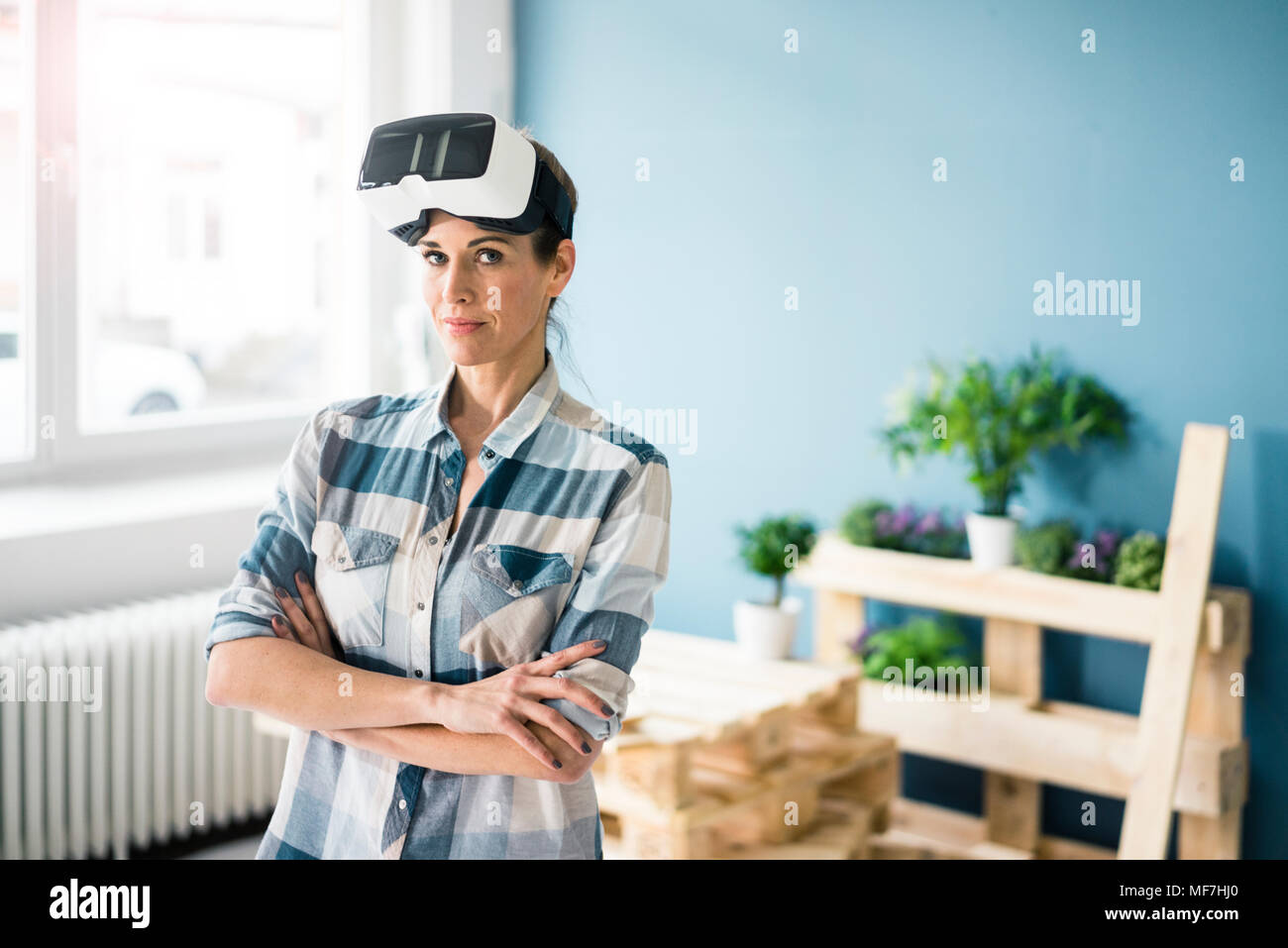 Frau mit VR-Brille, Renovieren Ihr neues Zuhause Stockfoto