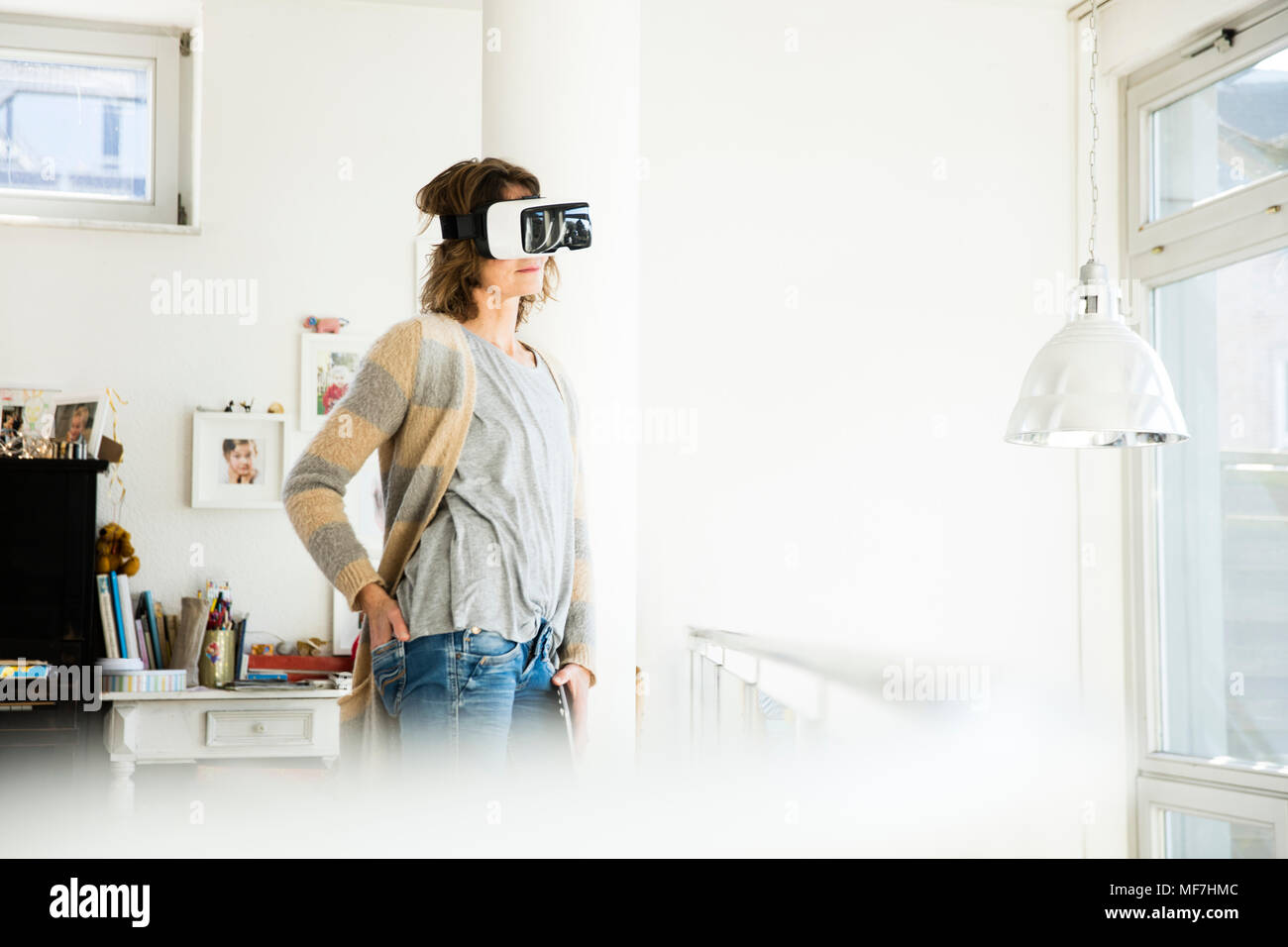 Frau mit VR-Brille zu Hause Stockfoto