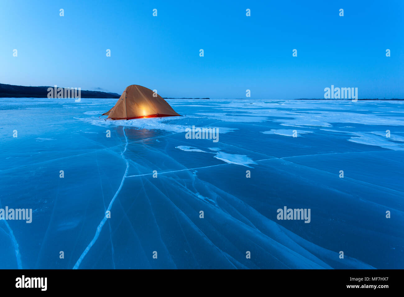 Russland, Amur Oblast, beleuchtetes Zelt auf gefrorenen Zeya Fluss in der blauen Stunde Stockfoto