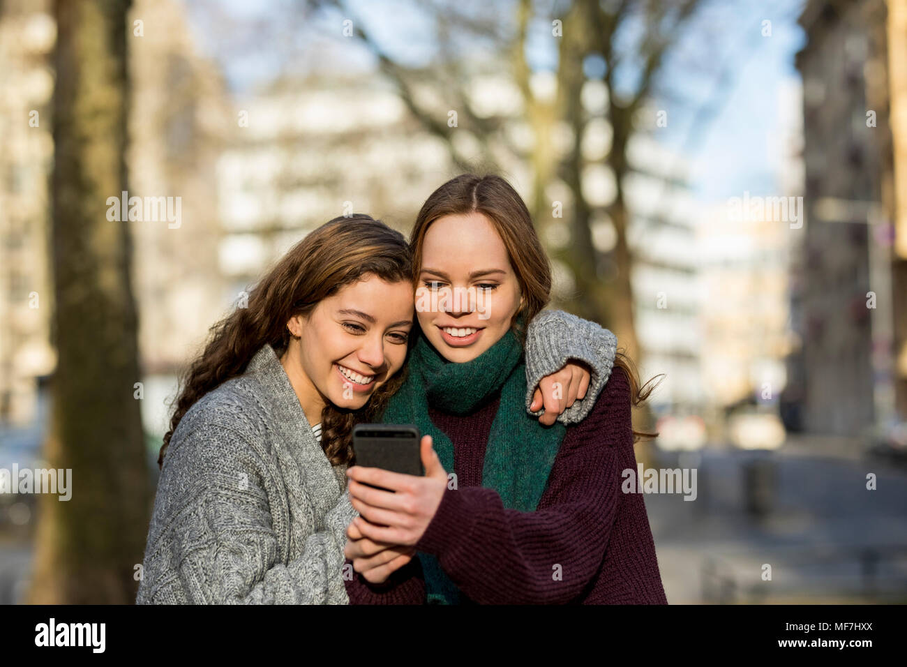 Zwei Mädchen im Teenageralter ein selfie in der Stadt Stockfoto