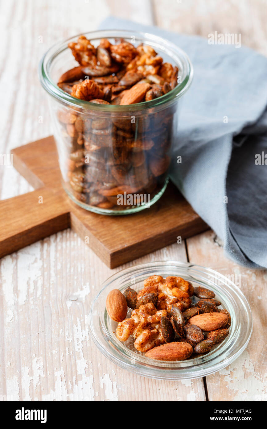 Hausgemachte aromatisiert geröstete Nüsse, Mandeln, Walnüsse und Kürbiskerne in Glas Stockfoto